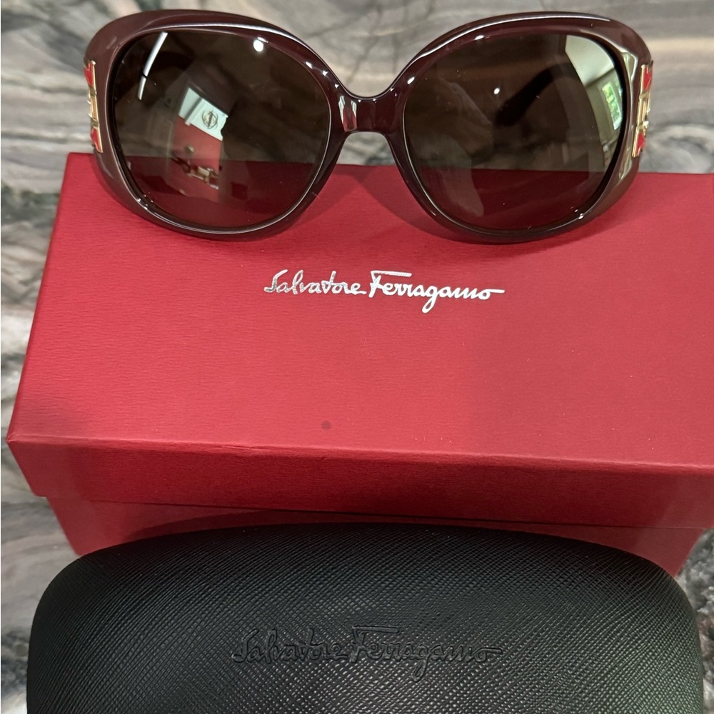 FERRAGAMO Gancini Sunglasses NIB Burgundy Dark Red & Gold Made in Italy - Picture 10 of 16